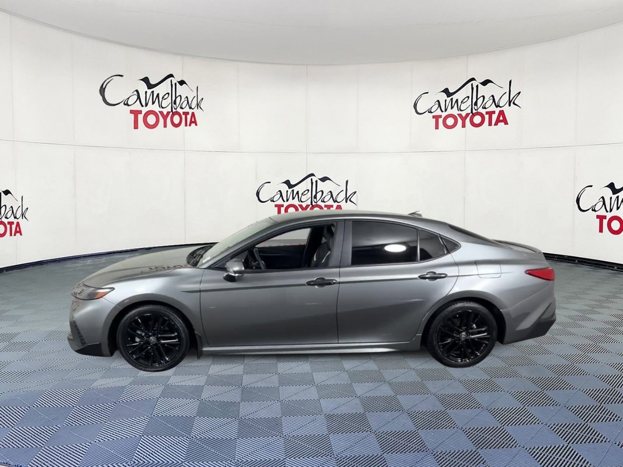 Used 2025 Toyota Camry SE FWD image 8