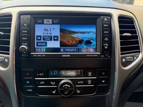 Used 2011 Jeep Grand Cherokee Laredo AWD/4WD image 18