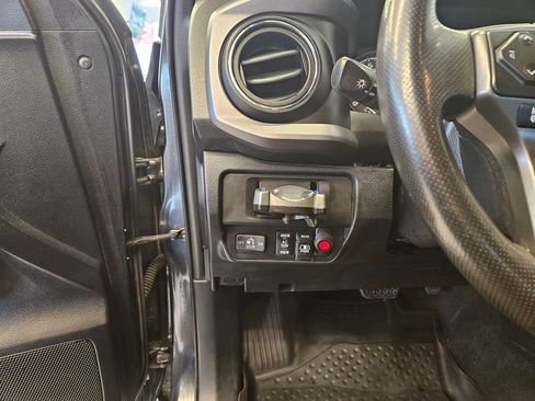 Used 2017 Toyota Tacoma TRD Off-Road w/ Tow Package (A/T) AWD/4WD image 14