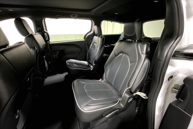 Used 2025 Chrysler Pacifica Limited FWD image 26