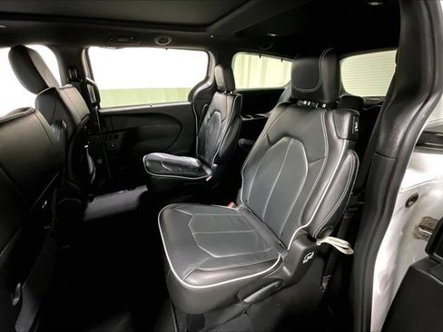 Used 2025 Chrysler Pacifica Limited FWD image 26