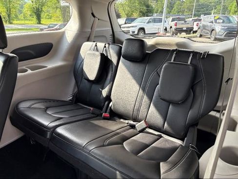 Used 2023 Chrysler Pacifica Touring-L image 18