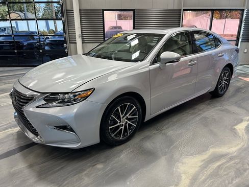 Used 2017 Lexus ES 350 350 w/ Luxury Package image 37