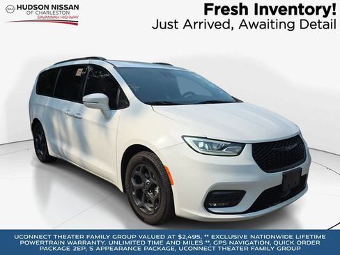 Used 2021 Chrysler Pacifica Limited w/ Uconnect Theater Family Group FWD image 1