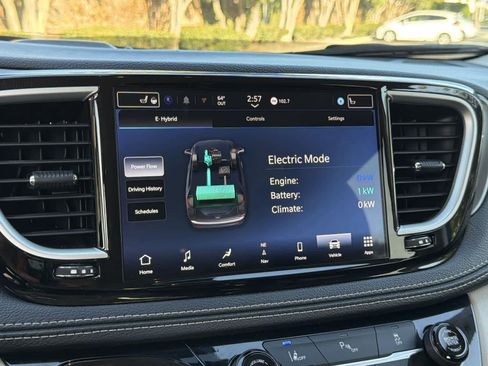 Used 2024 Chrysler Pacifica Select image 21