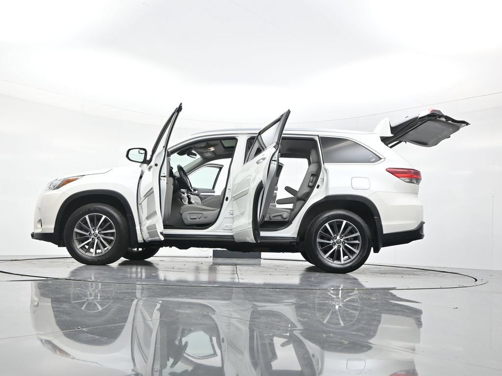 Used 2017 Toyota Highlander XLE AWD/4WD image 57