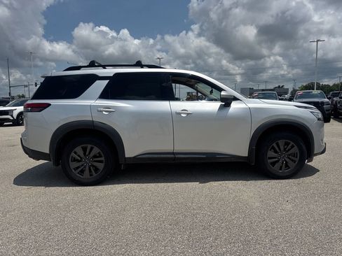 Used 2022 Nissan Pathfinder SV AWD/4WD image 9