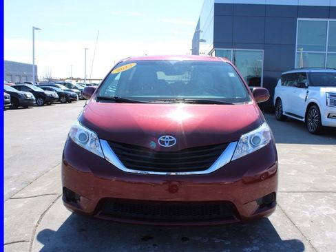 Used 2013 Toyota Sienna LE w/ Towing Pkg image 2