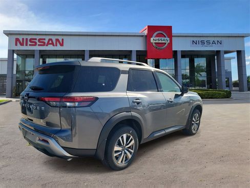 New 2025 Nissan Pathfinder SL image 2