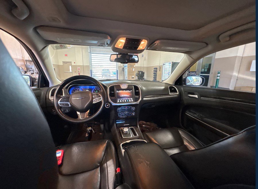 Used 2020 Chrysler 300 Limited RWD image 4