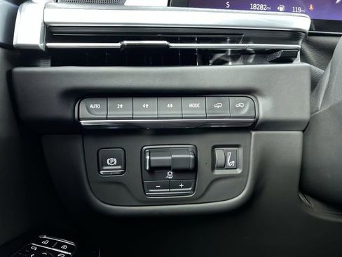 Used 2025 Cadillac Escalade ESV Sport Platinum image 18