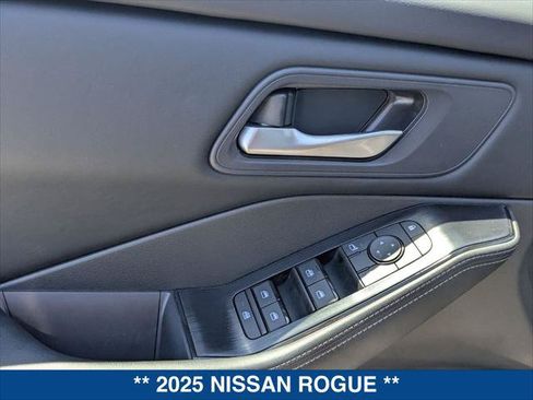 Used 2025 Nissan Rogue SV FWD image 11