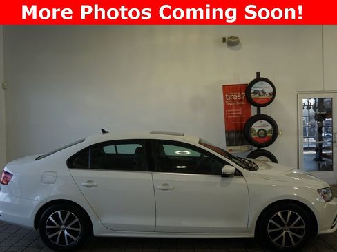 Used 2017 Volkswagen Jetta SE image 2