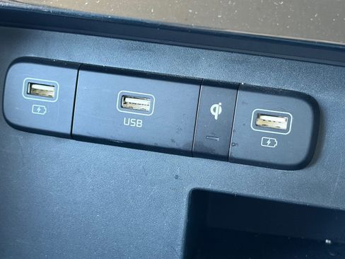 Used 2024 Kia Carnival EX FWD image 28