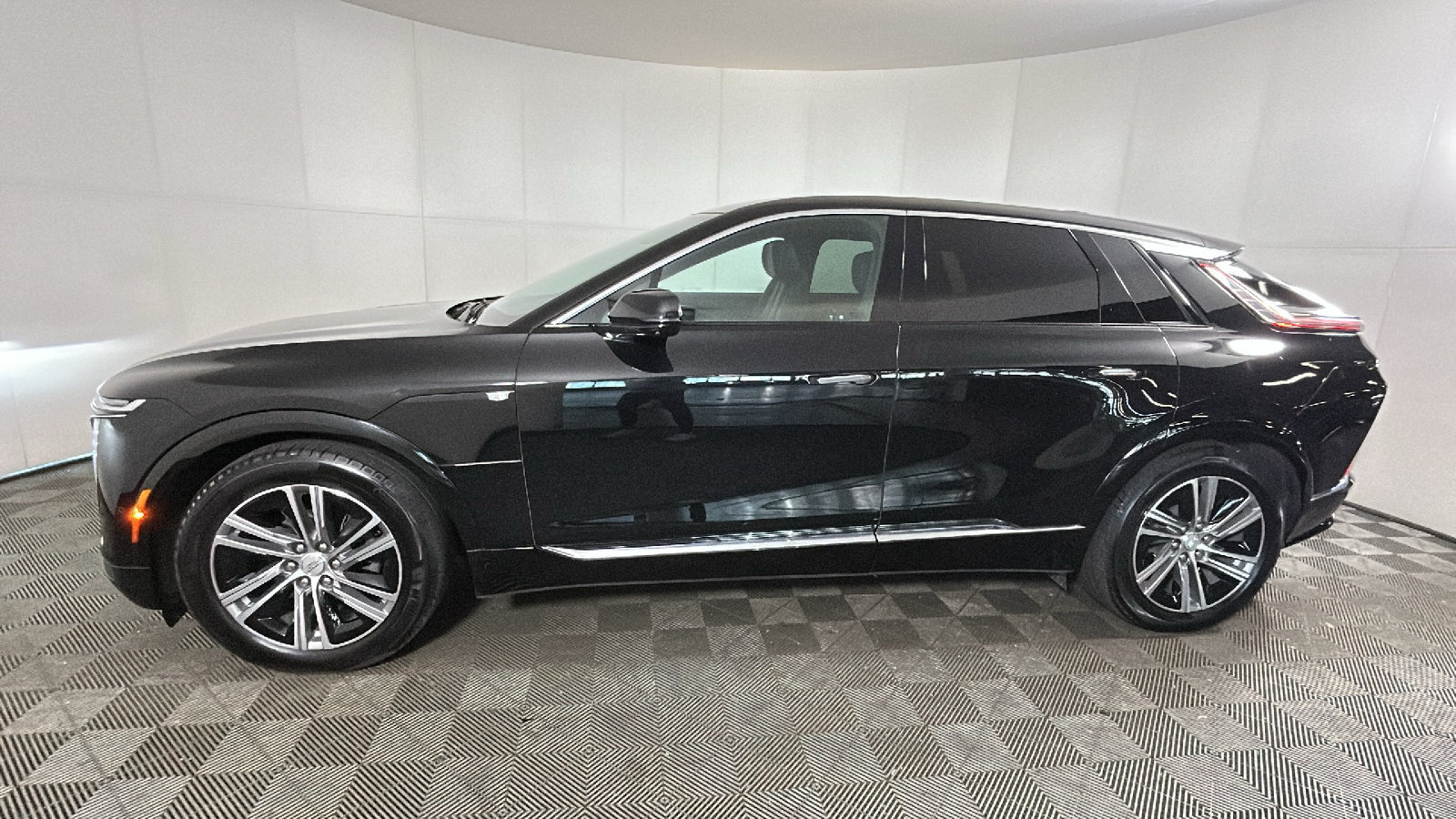 Used 2024 Cadillac Lyriq Luxury RWD image 5