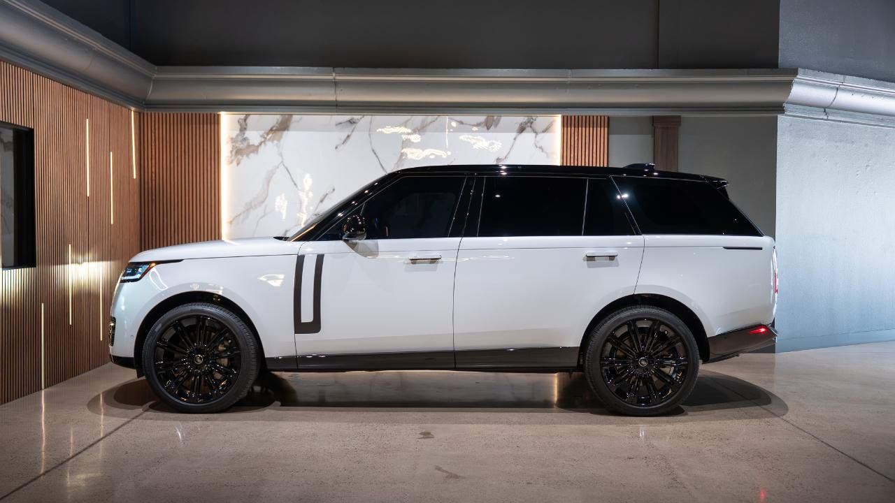Used 2025 Land Rover Range Rover Long Wheelbase SE AWD/4WD image 9