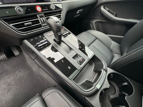 Certified 2025 Porsche Macan image 28