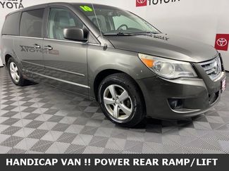 Used 2010 Volkswagen Routan SE image 1