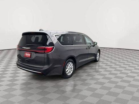 Used 2023 Chrysler Pacifica Touring-L FWD image 37