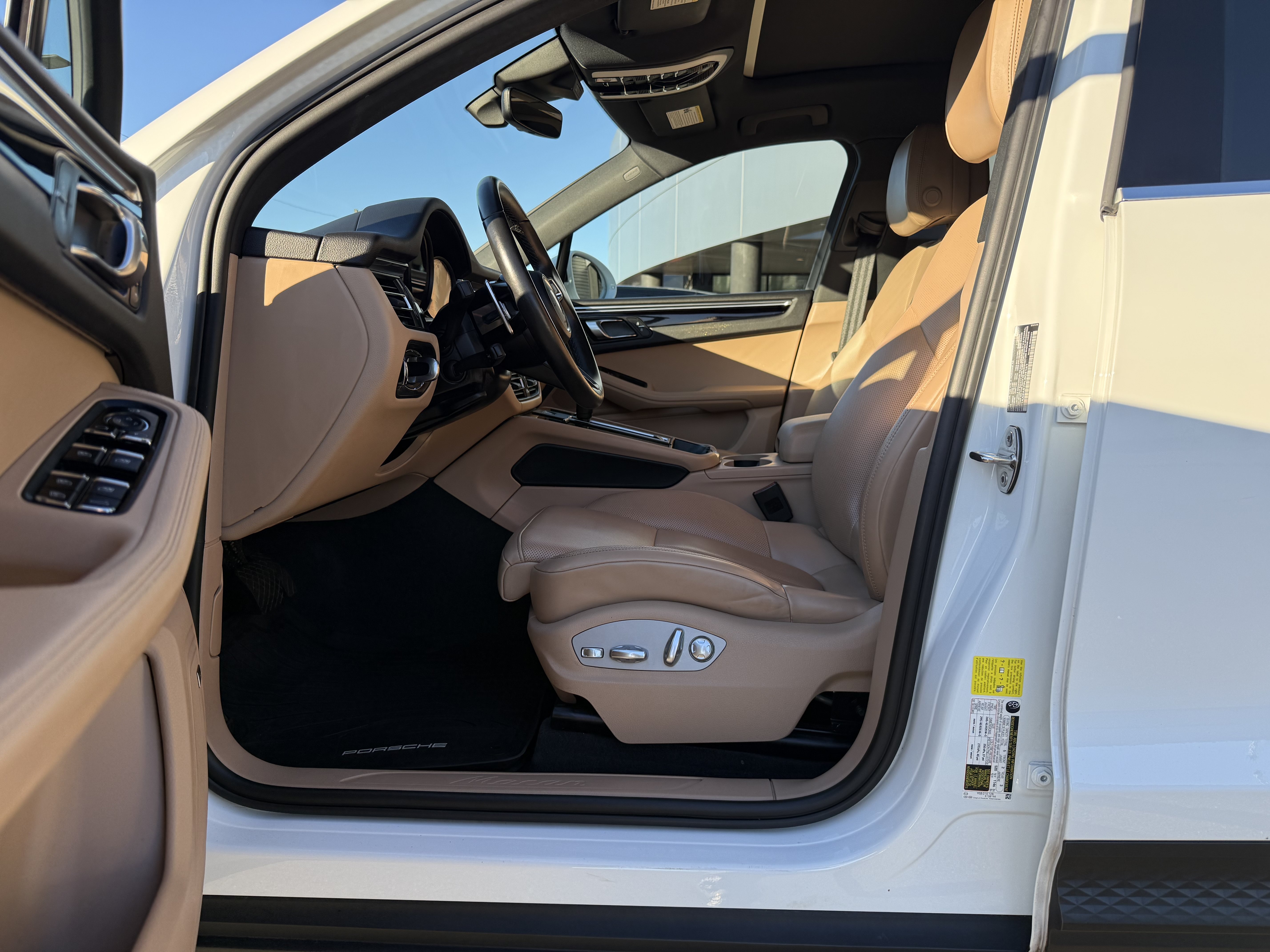 Certified 2023 Porsche Macan AWD/4WD image 5