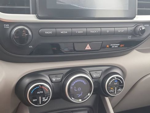 Used 2025 Hyundai Venue SEL FWD image 24