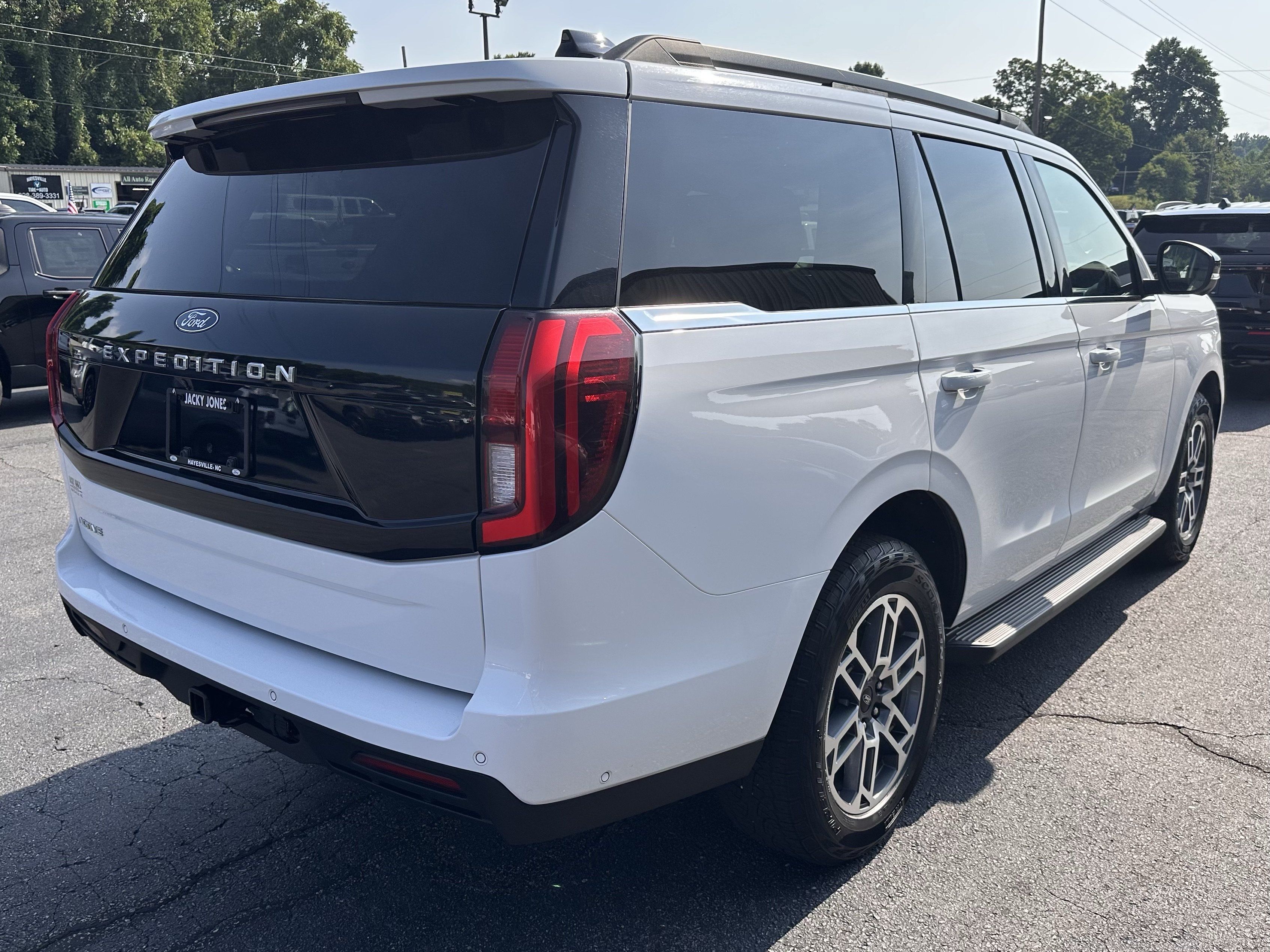 Used 2025 Ford Expedition Active AWD/4WD image 6