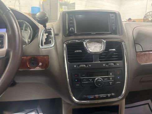 Used 2014 Chrysler Town & Country Touring image 21