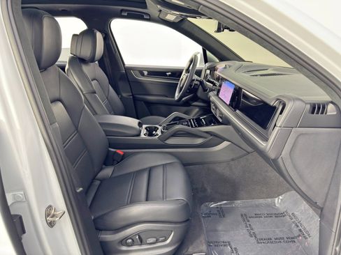 Used 2024 Porsche Cayenne S w/ Premium Package Plus image 16