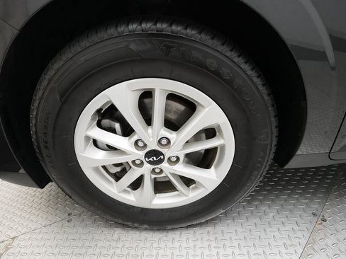 Certified 2024 Kia Carnival LX image 27