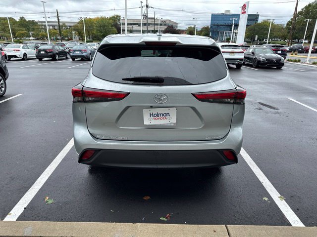 Used 2021 Toyota Highlander LE AWD/4WD image 5
