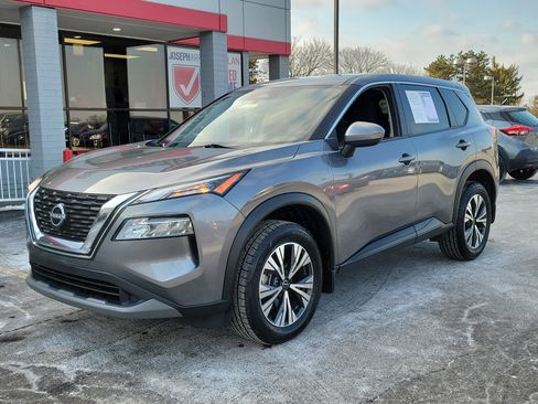 Used 2023 Nissan Rogue SV image 2