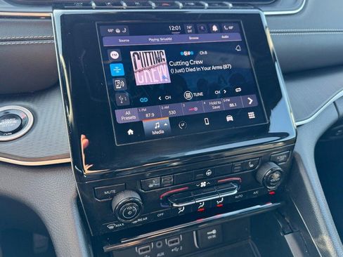 Used 2024 Jeep Grand Cherokee Laredo w/ Luxury Tech Group I AWD/4WD image 18