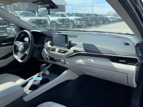 Used 2025 Nissan Altima 2.5 SV image 17