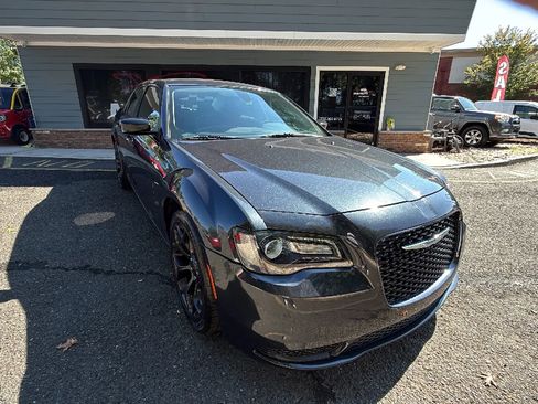 Used 2019 Chrysler 300 Touring w/ Sport Appearance Package image 8