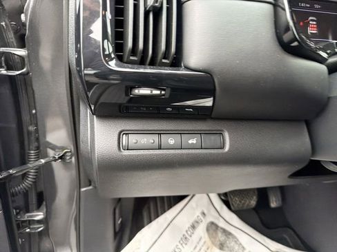 Used 2025 Nissan Pathfinder SV image 18