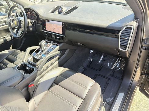 Used 2023 Porsche Cayenne AWD/4WD image 29