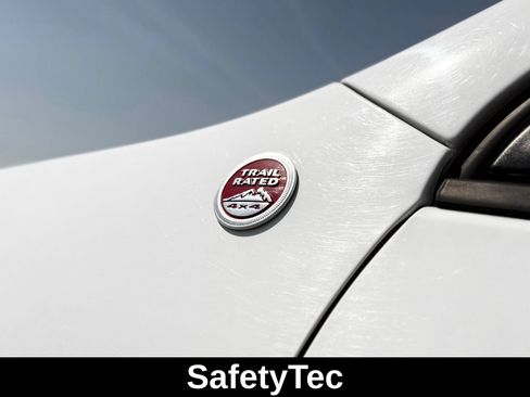 Used 2017 Jeep Cherokee Trailhawk AWD/4WD image 5