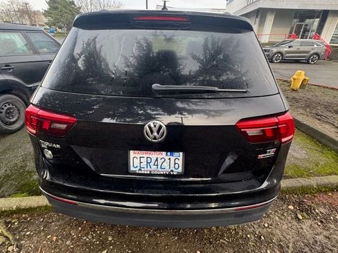 Used 2018 Volkswagen Tiguan SE w/ Panoramic Sunroof Package image 6