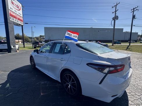 Used 2022 Toyota Camry SE image 4