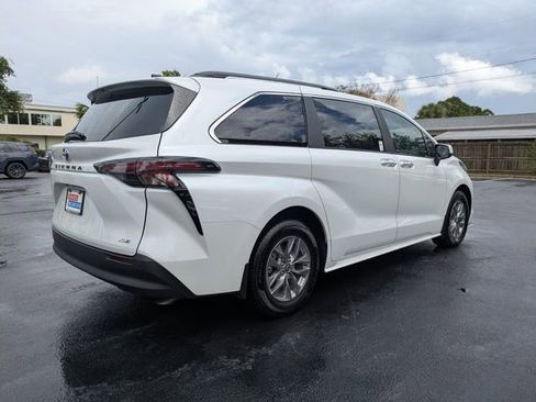 Used 2025 Toyota Sienna XLE FWD image 4