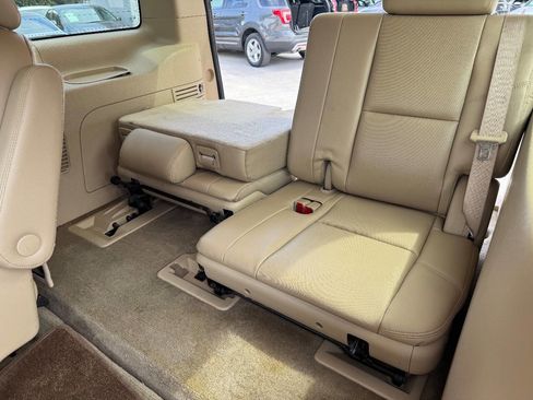 Used 2011 Cadillac Escalade Luxury AWD/4WD image 19