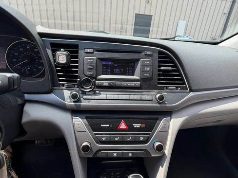 Used 2018 Hyundai Elantra SE FWD image 23