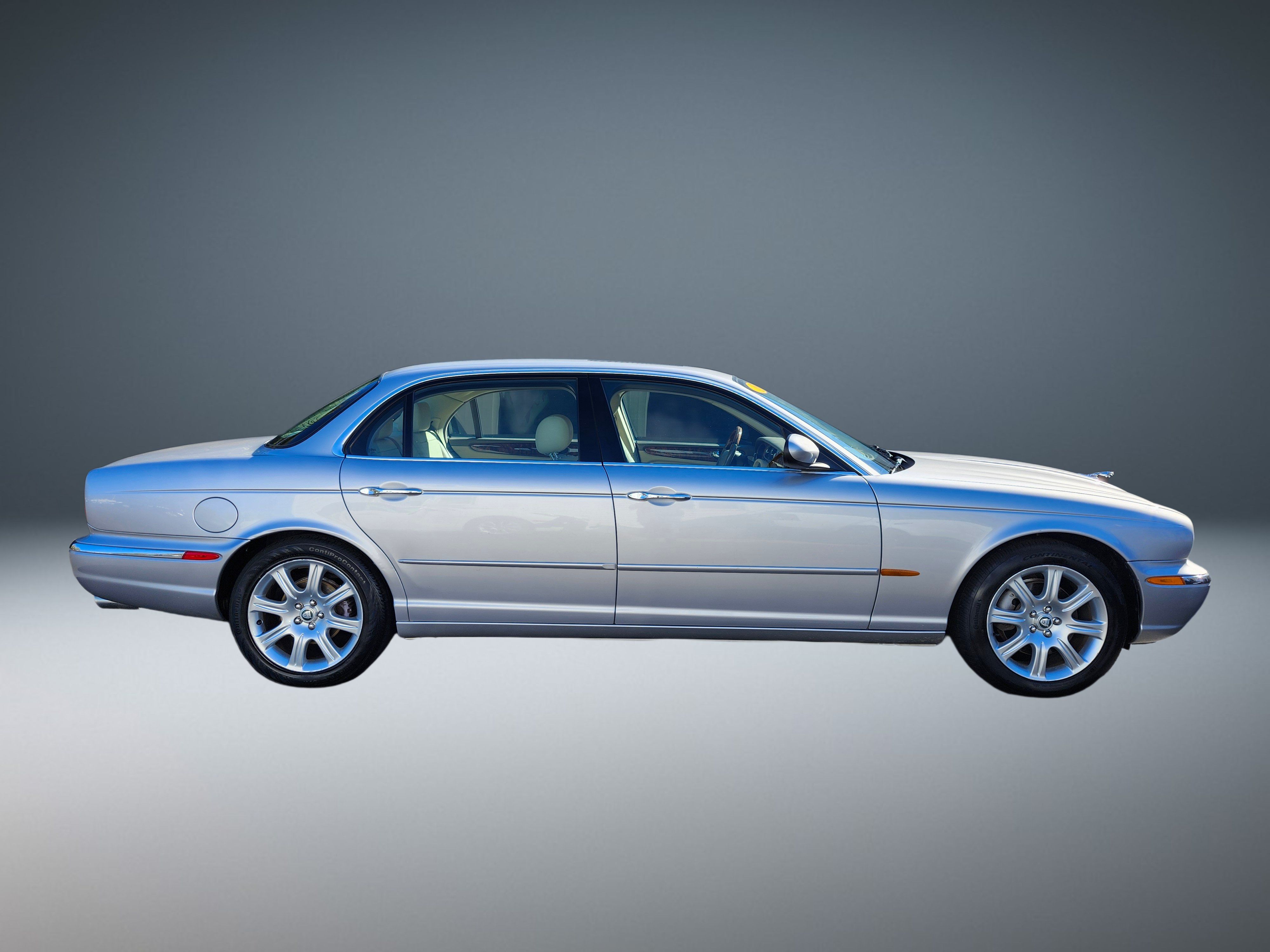 Used 2005 Jaguar XJ8 RWD image 2