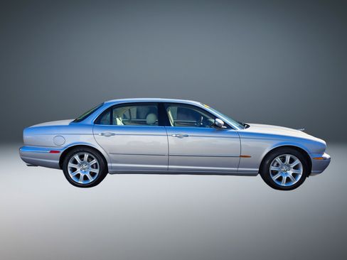 Used 2005 Jaguar XJ8 image 2