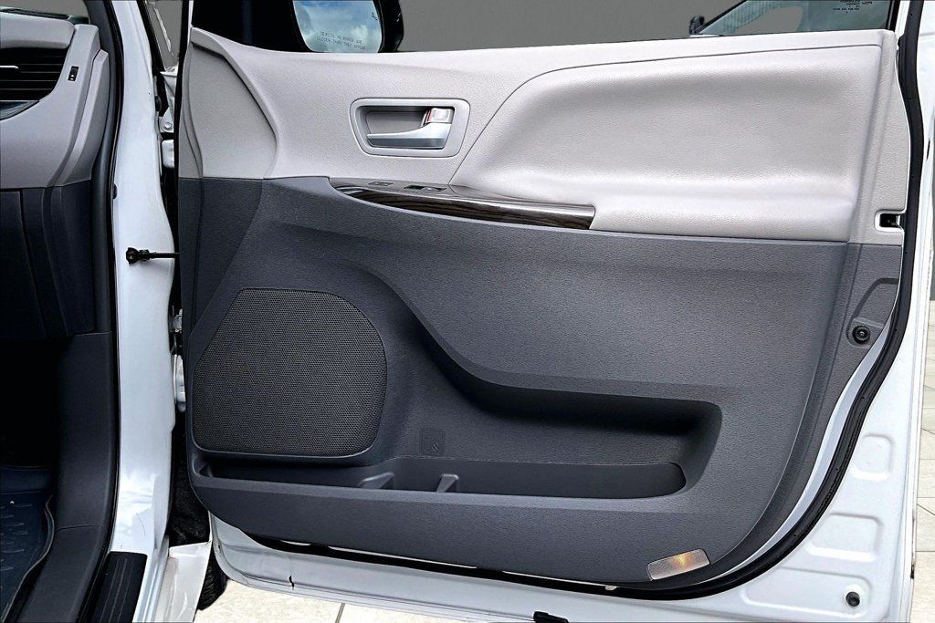 Used 2017 Toyota Sienna XLE Premium FWD image 18