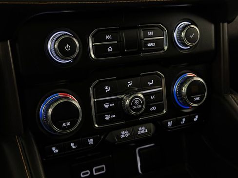 Used 2023 GMC Yukon AT4 w/ AT4 Premium Package AWD/4WD image 18