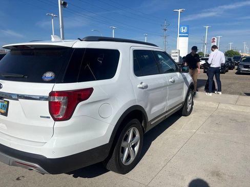 Used 2017 Ford Explorer XLT w/ Equipment Group 202A AWD/4WD image 7