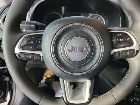 Used 2019 Jeep Renegade Latitude image 4