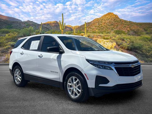 Used 2023 Chevrolet Equinox LS w/ LS Convenience Package FWD image 2
