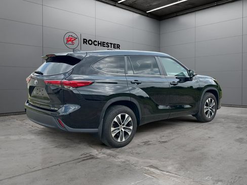 Used 2023 Toyota Highlander XLE AWD/4WD image 5